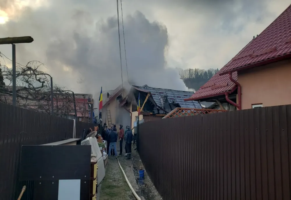 Incendiu la o locuință din Dărmănești din cauza unei afumători