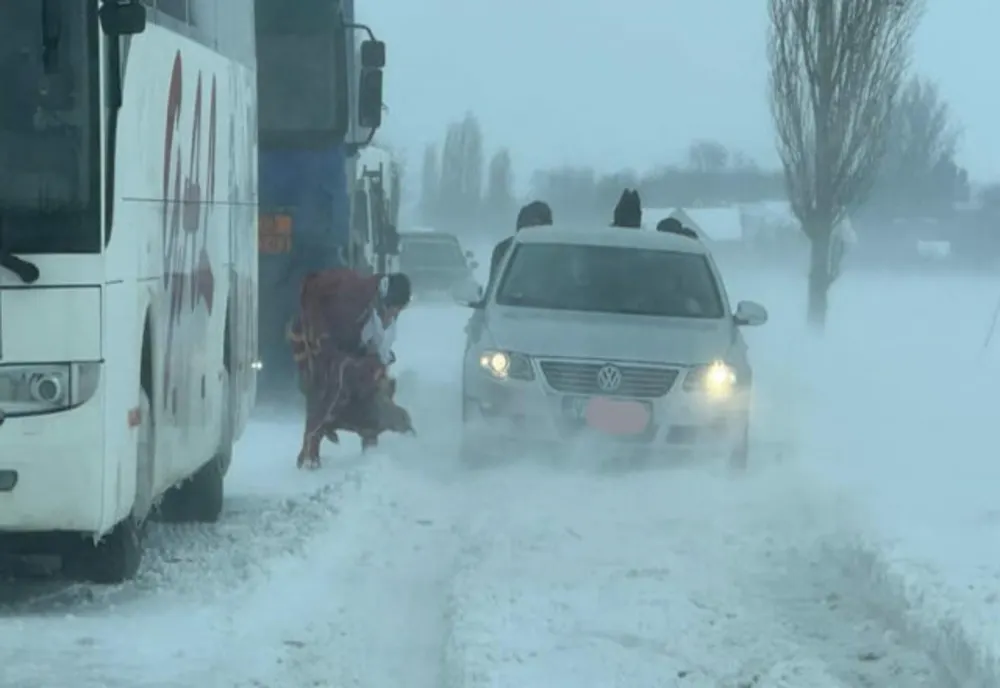 Bârlad - Podu Turcului, drum închis din cauza zăpezii. Se acționeză cu utilaje pentru deszăpezire