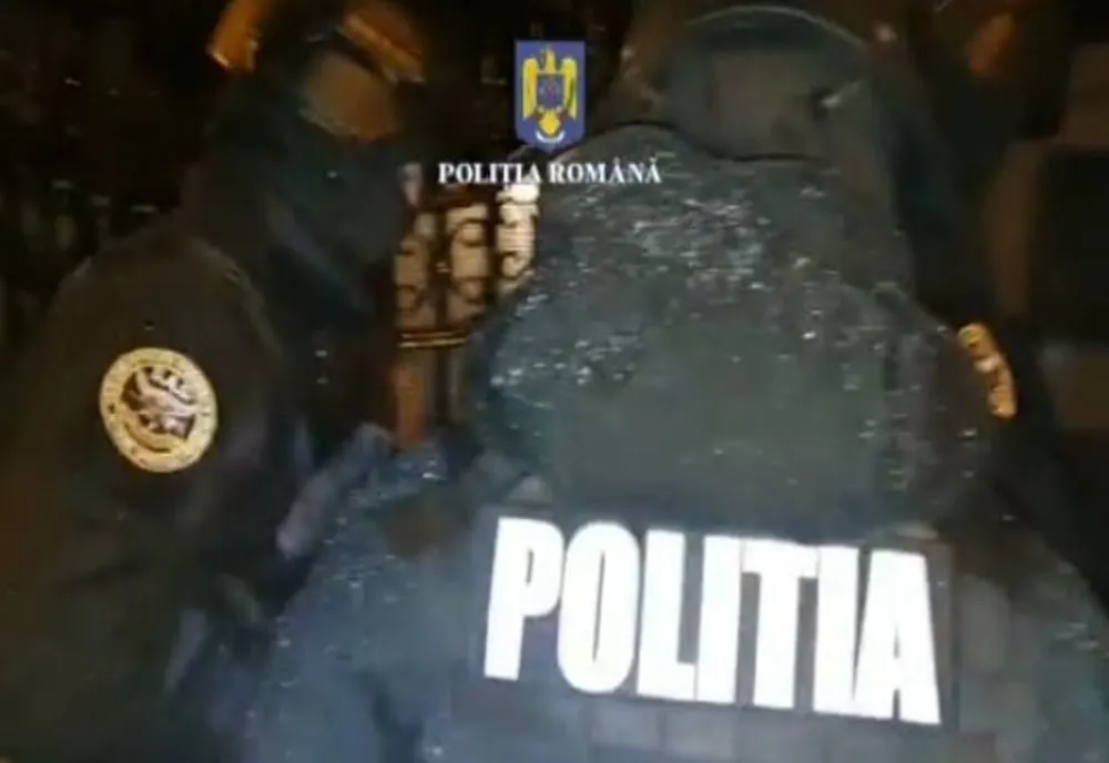 Ce au găsit oamenii legii în urma unei percheziții la locuința un bărbat din Oituz