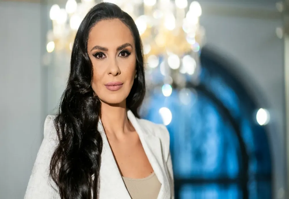 Alexandra Păcuraru: „Nu mai e vreme să stăm în case, în timp ce alții ne decid soarta”