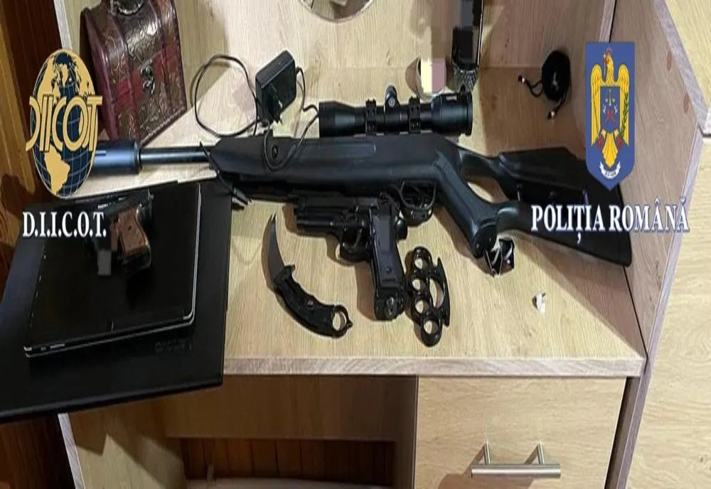 Bărbat prins în flagrant în timp ce vindea droguri. Ce au mai găsit polițiștii asupra lui și la domiciliul acestuia