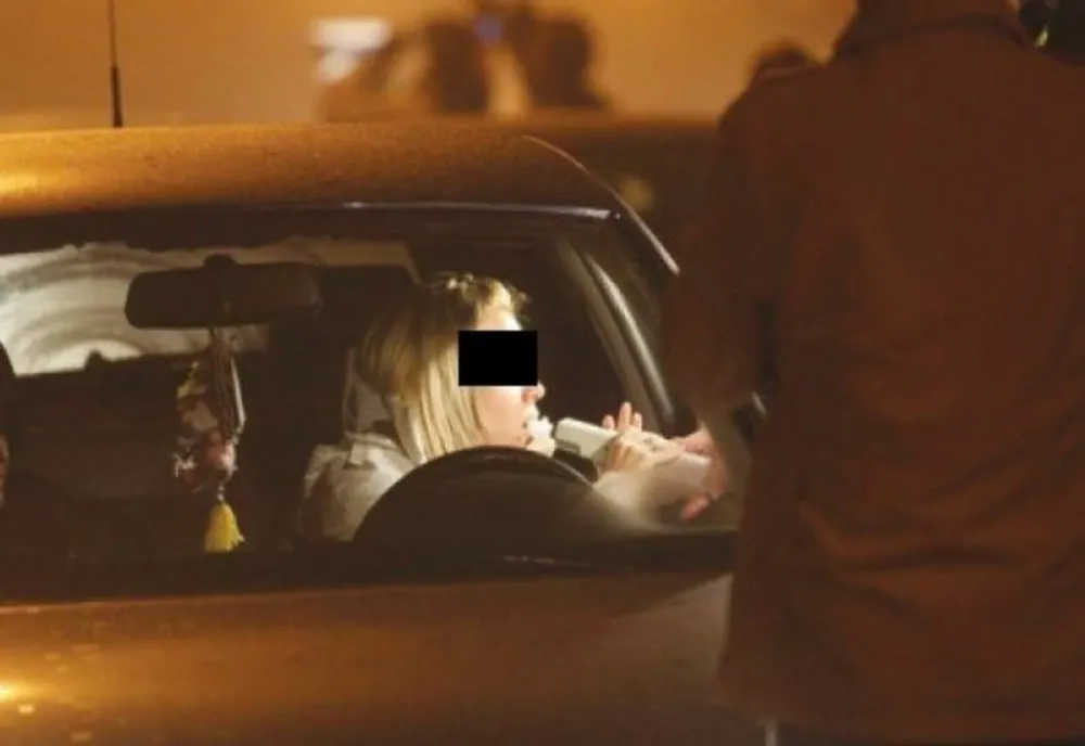 Șoferiță cu o alcoolemie de 0,52 mg/l alcool pur în aerul expirat, depistată de polițiști 