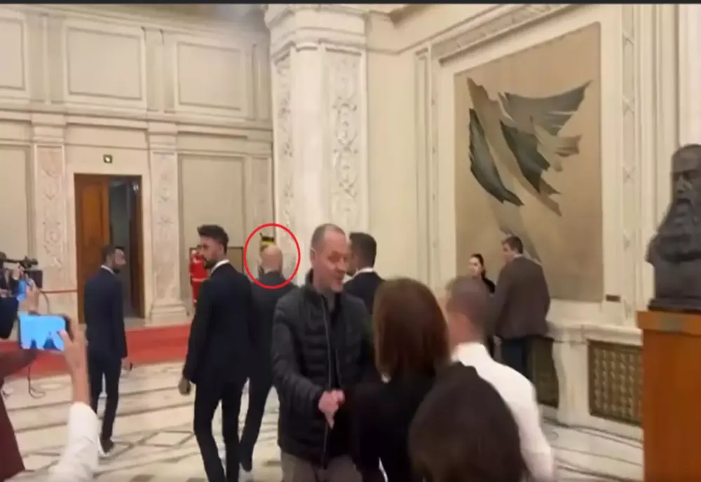 Bolojan, derapaj ȘOCANT la adresa presei. „Șeful sărăciei” și-a pus oamenii să îi împingă pe jurnaliști, ca să-i acopere fuga din Parlament – VIDEO