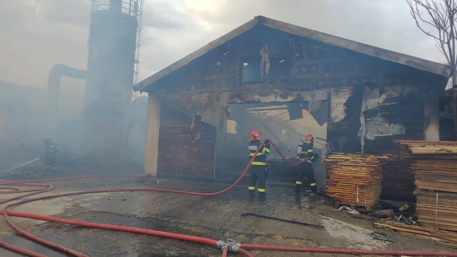 incendiu la o hala de cherestea