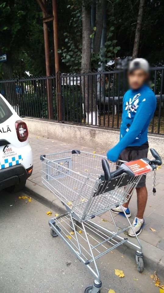 cos de cumparaturi furat