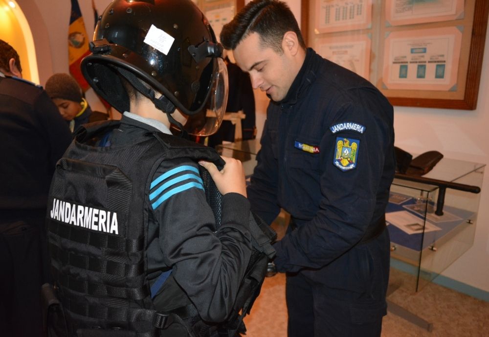 FOTO: Experiență inedită pentru un grup de copii din Letea Veche, care au fost jandarmi pentru o zi