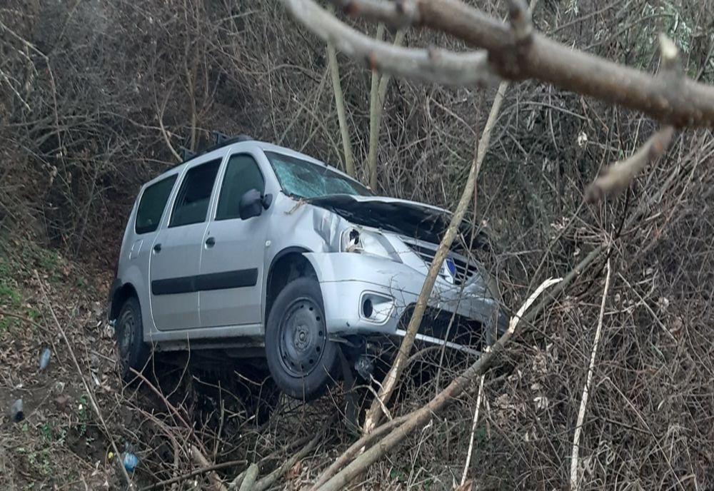 Șase persoane au fost rănite după ce un Logan s-a răsturnat la Odobești