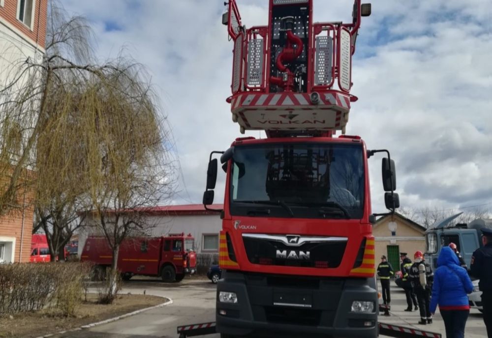 ULTIMA ORĂ: Un bărbat amenință că se aruncă de la balcon