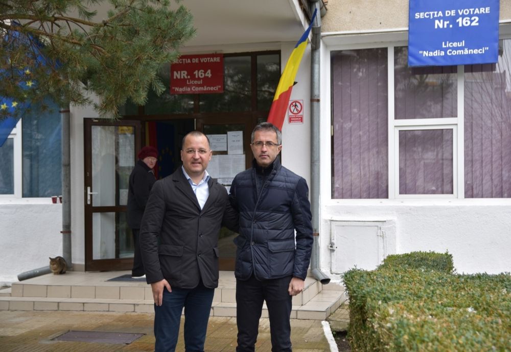 Politicieni la vot: europarlamentarul Dragoș Benea a votat la Onești