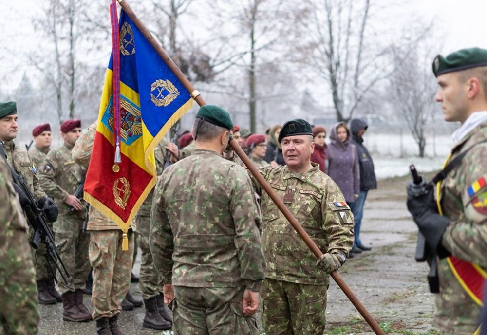 Predare de ștafetă la parașutiștii din Bacău