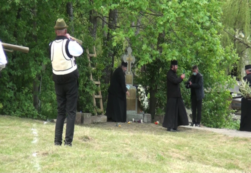 Mii de oameni l-au condus pe ÎPS Pimen pe ultimul drum VIDEO