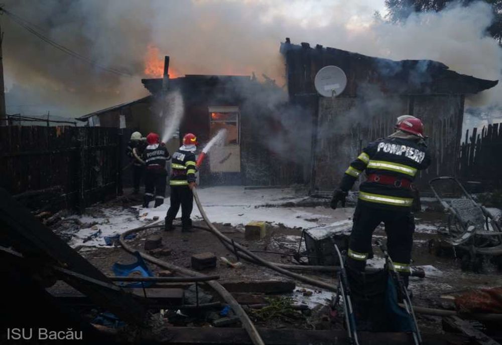 Doi copii și părinții lor sunt în stare gravă în urma unui incendiu puternic