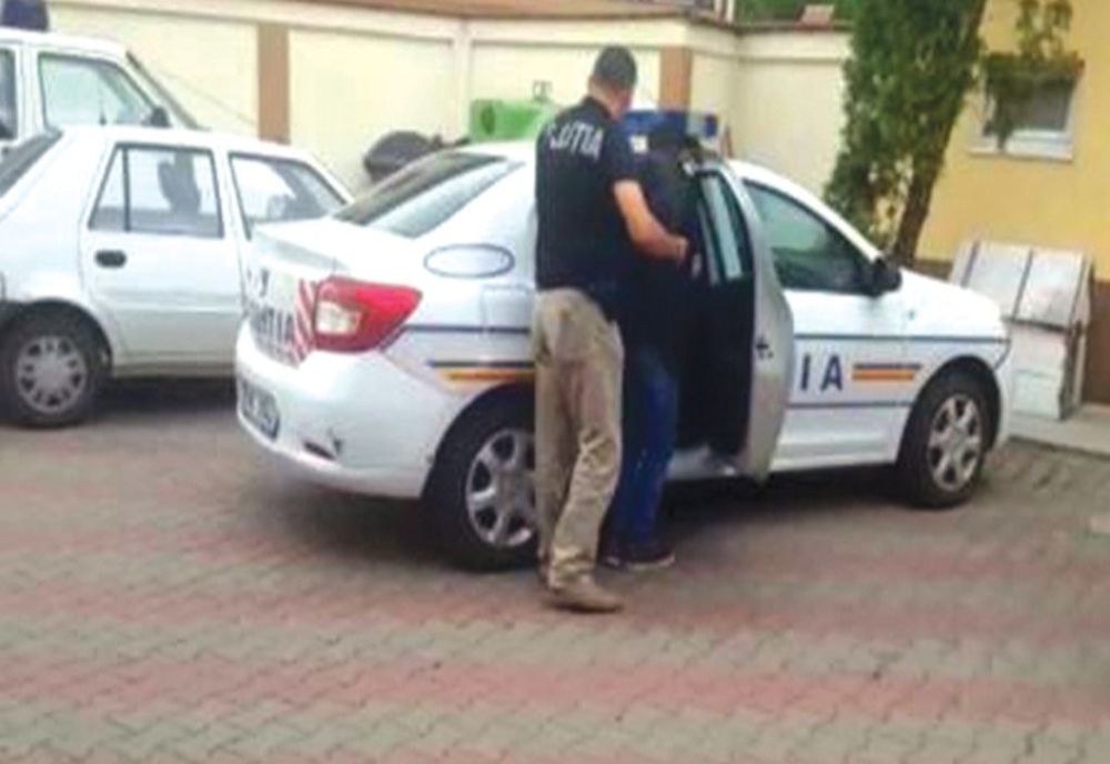 A furat o roată de rezervă, cric şi stingător auto