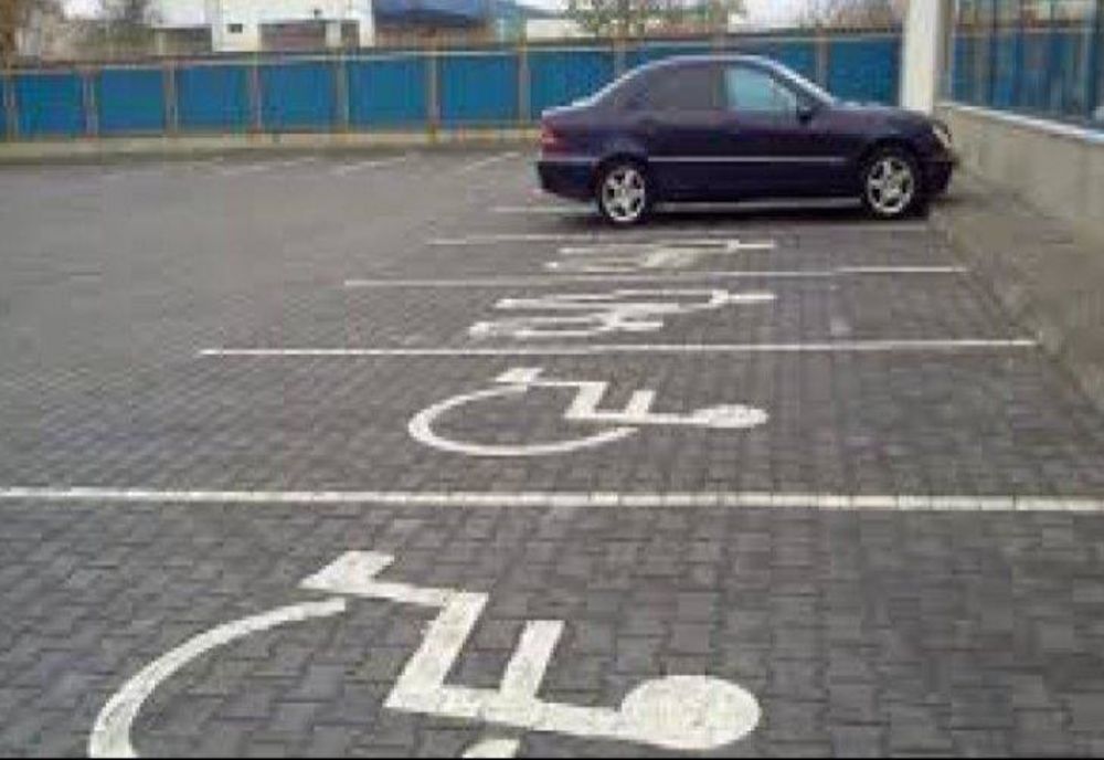 Din 25 iulie, cine parchează pe locurile destinate persoanelor cu handicap riscă amendă uriașă!