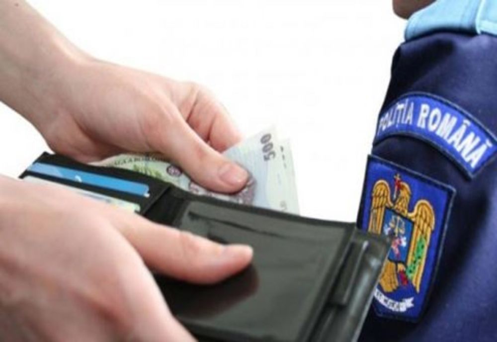 Bărbat prins în flagrant în timp ce dădea mită 1.000 de lei 
