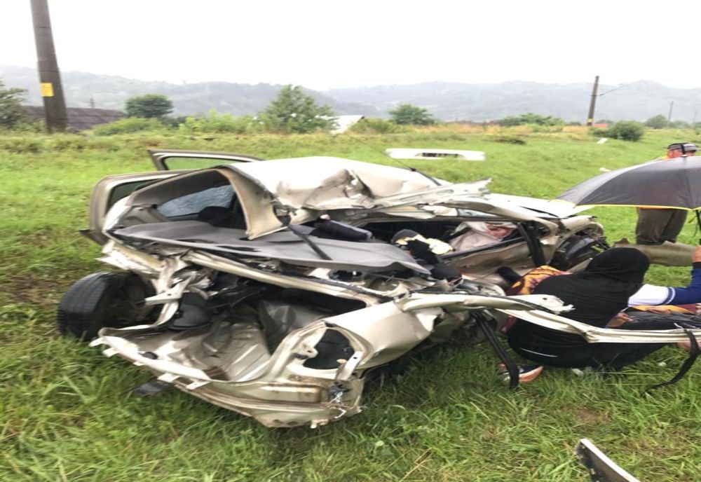 Accident feroviar în Bacău. O victimă în stare gravă (FOTO)