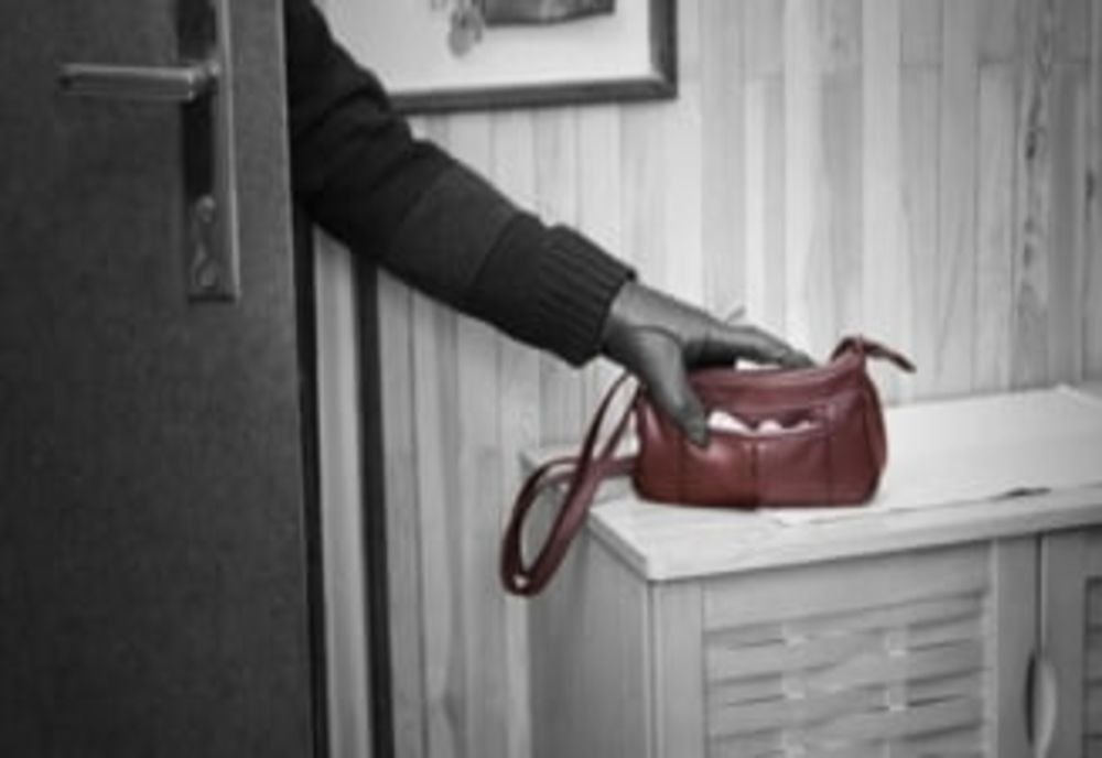 A pretins că împarte pliante promoționale pentru a fura un portofel