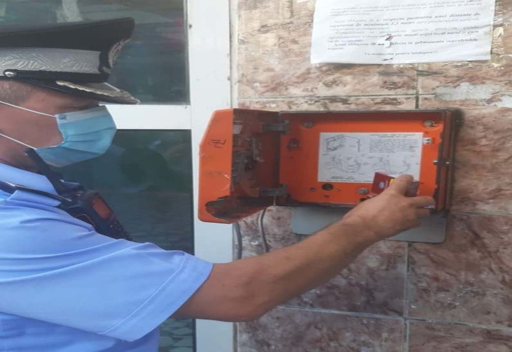 Inventivitate de contrabandist! Țigări netimbrate, ascunse într-un telefon public dezafectat