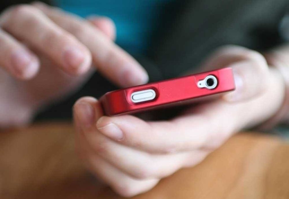 Dosar penal pentru o femeie care și-a însușit un telefon mobil găsit pe stradă