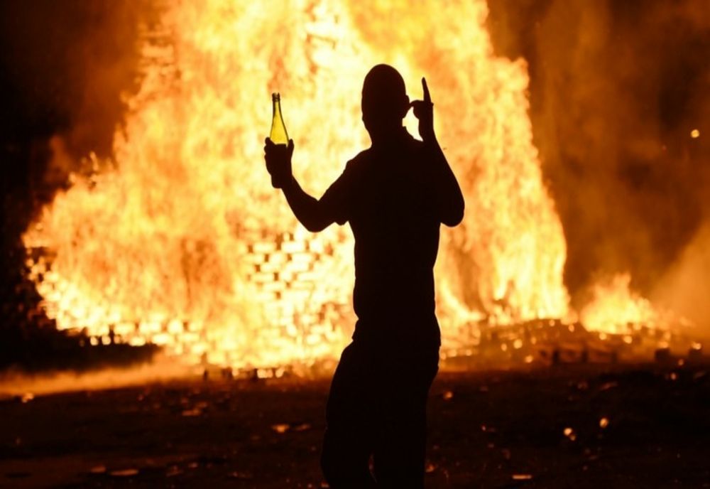 Bărbat din Asău, reţinut de poliţişti pentru incendierea propriei locuinţe