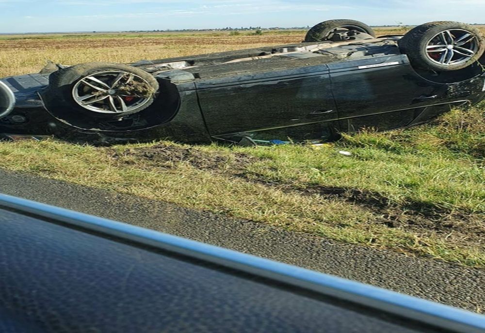 S-a urcat la volan mort de beat și s-a răsturnat cu mașina