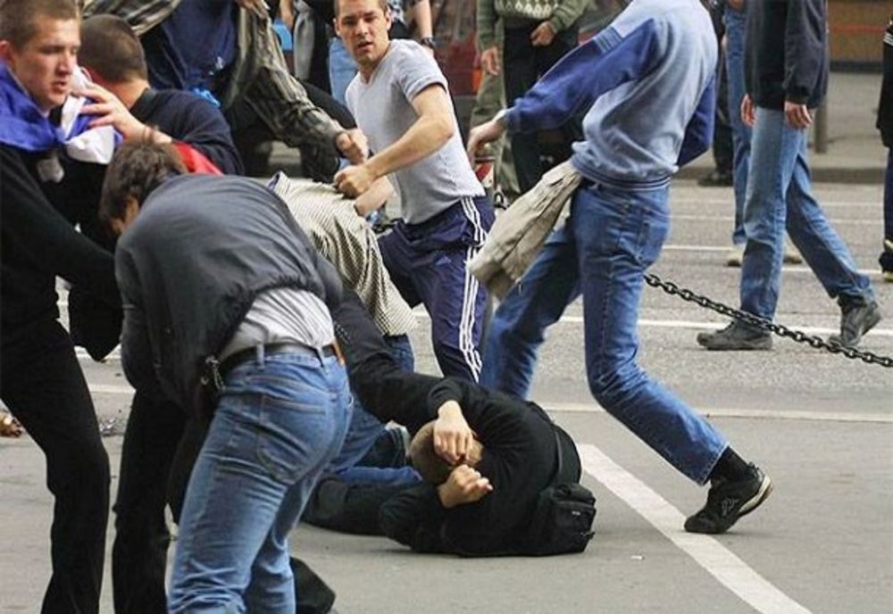  Bătaie ca în Vestul Sălbatic în noaptea dintre ani! Zece persoane reţinute!