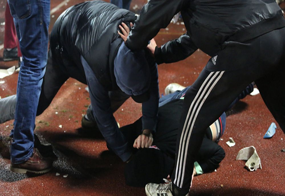 Patru bărbați din Asău, reținuți după ce s-au bătut pe un drum din sat