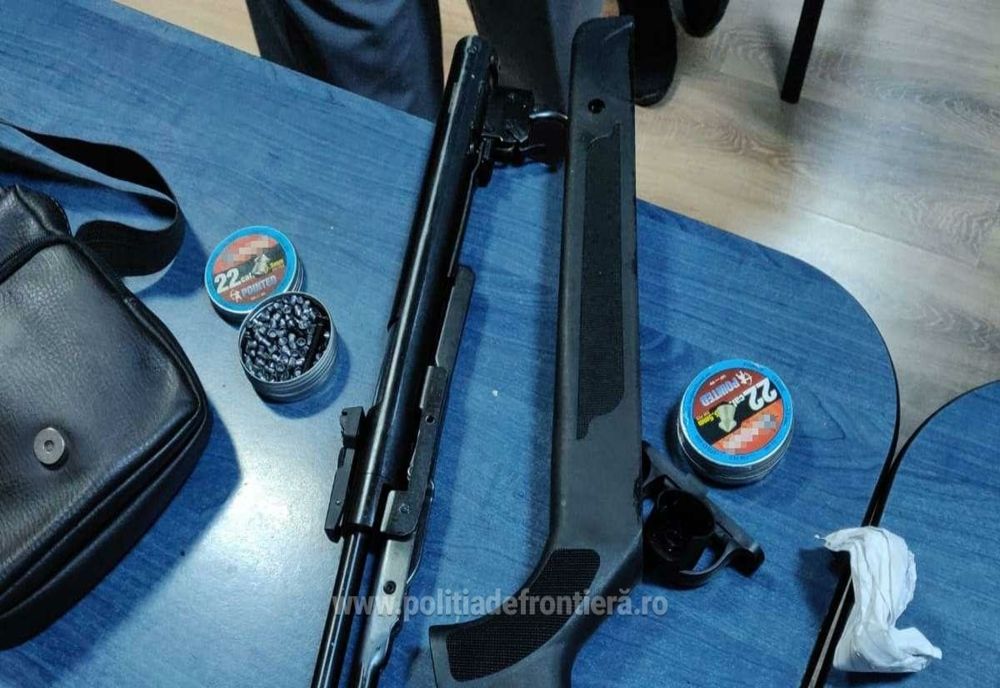 Două arme confiscate de polițiști de la un bărbat din Sascut