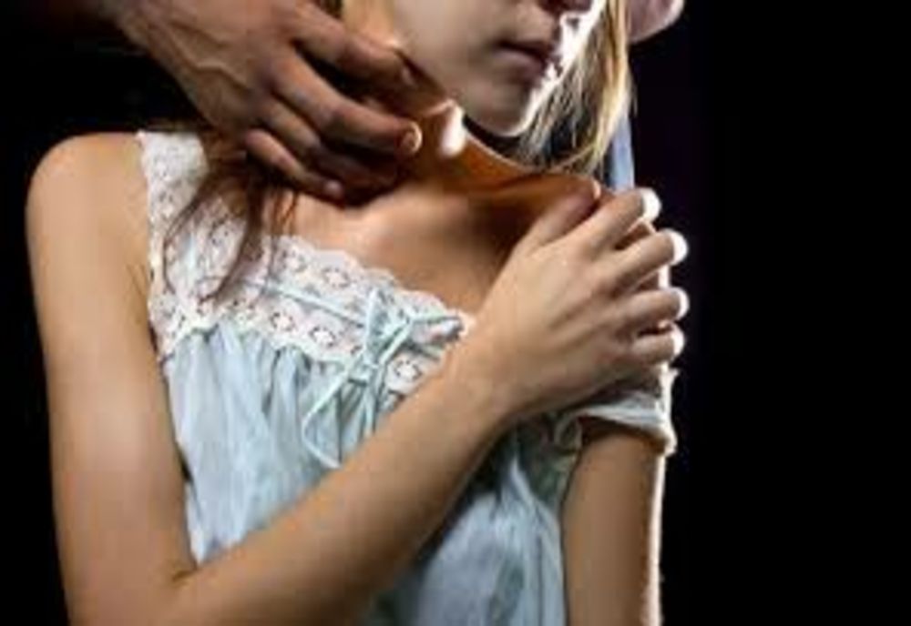 O fată de 11 ani, din Slănic Moldova, a fost abuzată sexual de 3 bărbați, timp de trei ani! Dintre ei, doar unul a fost judecat