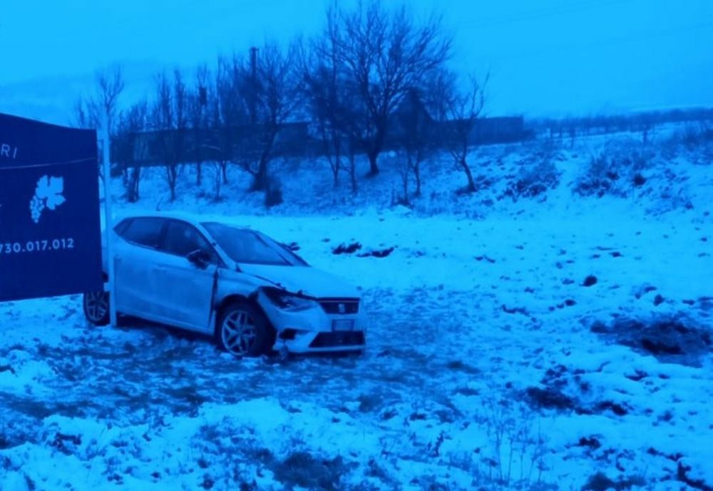 Un șofer beat a ieșit cu mașina în decor