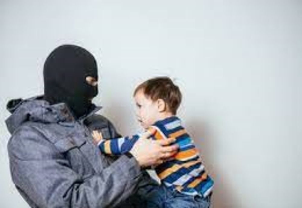 Copil de doi ani smuls din brațele mamei! Doi bărbați arestați preventiv