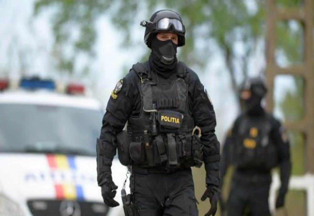 Razii de amploare în Bacău! Pistol cu bile, telefoane mobile și detector de metale, printre obiectele ridicate în urma perchezițiilor