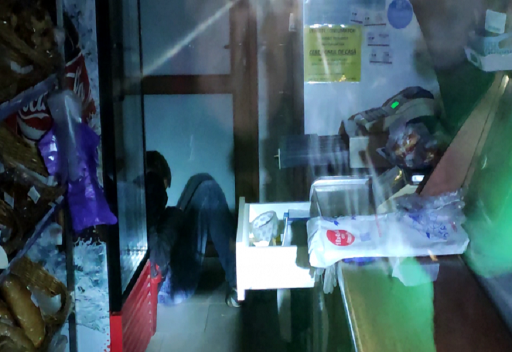 Și hoții au un Dorel! A băut la locul faptei pană a adormit! 