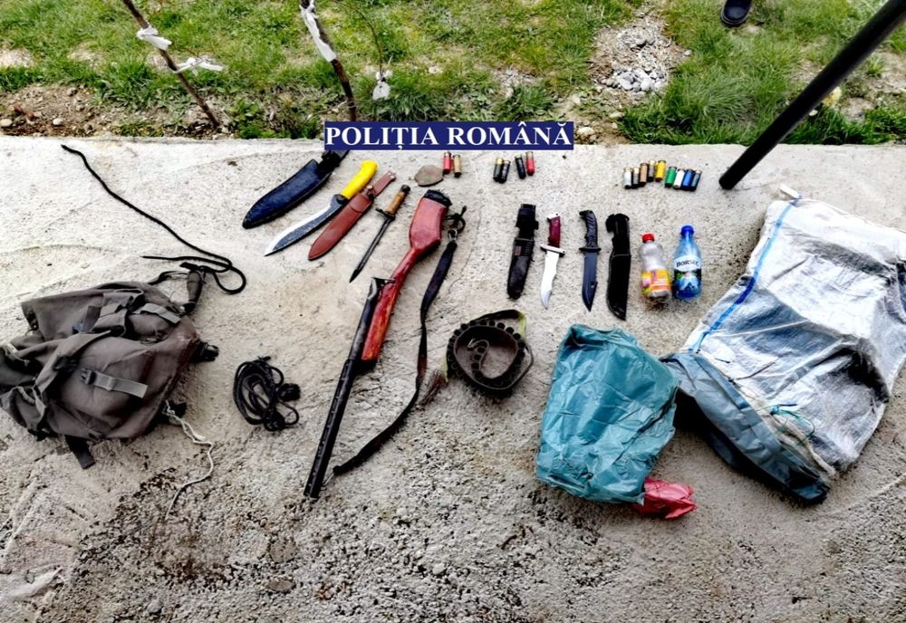 Arme şi muniţie confiscate de către poliţişti. Două persoane au fost reţinute