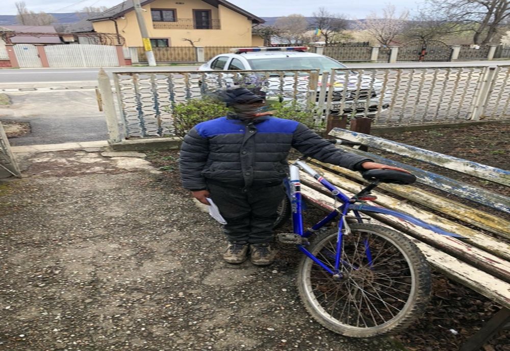 Un polițist a dăruit bicicleta copilăriei sale unui băiețel întâlnit în patrulare