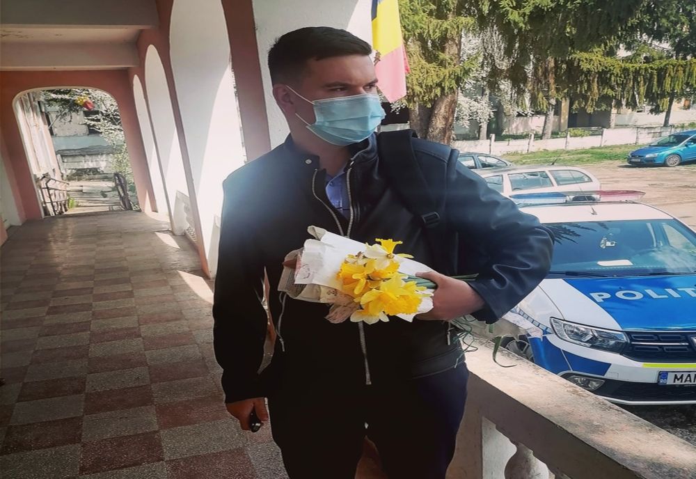 Un polițist de la ordine publică din Buhuși a răspuns provocării ”Prețuiește bătrânii!”