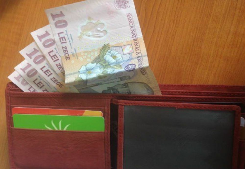 Atenție cu cine vă împrieteniți! O femeie din Moinești a fost ușurată de bani!