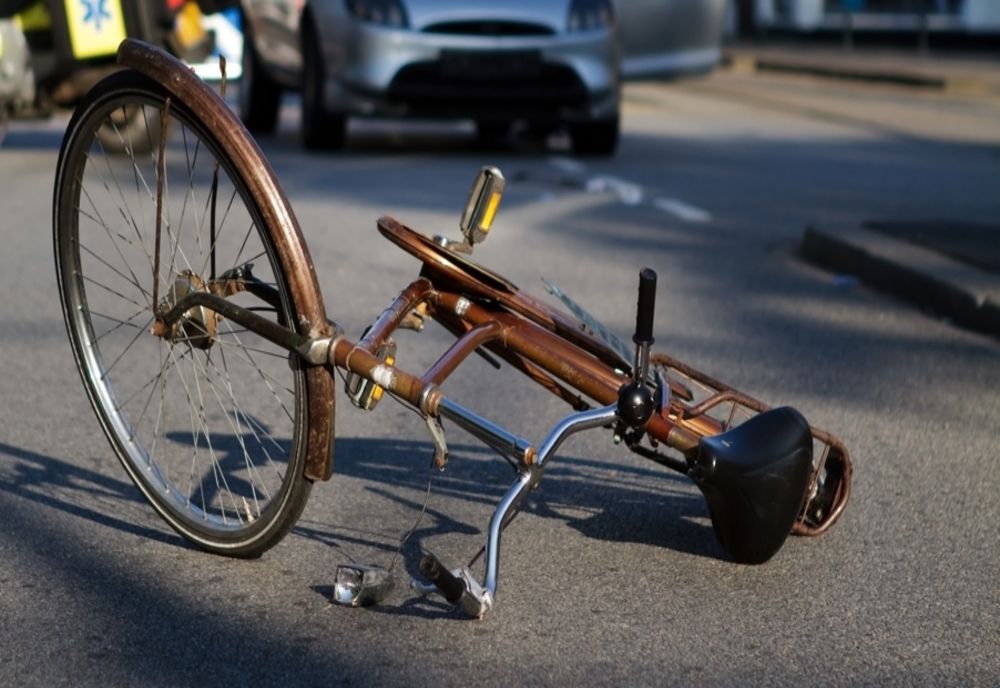 Accident între o bicicletă și o trotinetă electrică! Biciclistul beat a părăsit locul faptei