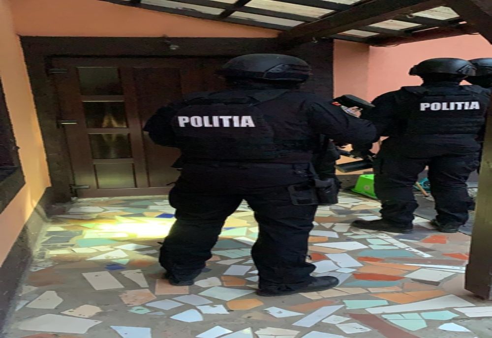 Mandate de percheziţie puse în aplicare de poliţişti într-un dosar penal de evaziune fiscală 