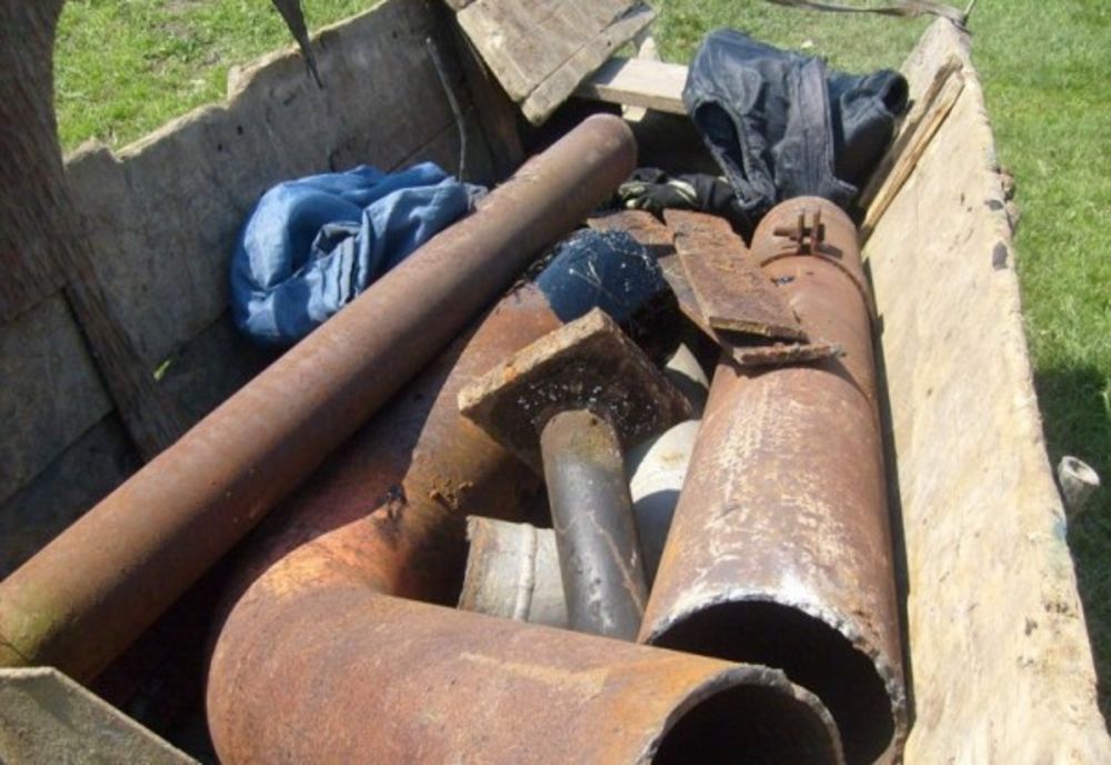 Percheziții la hoții de fier vechi