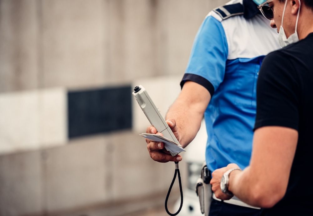 Depistaţi de poliţişti la volan cu alcoolemii de 1,04, respectiv,1,23 mg/l alcool pur în aerul expirat 