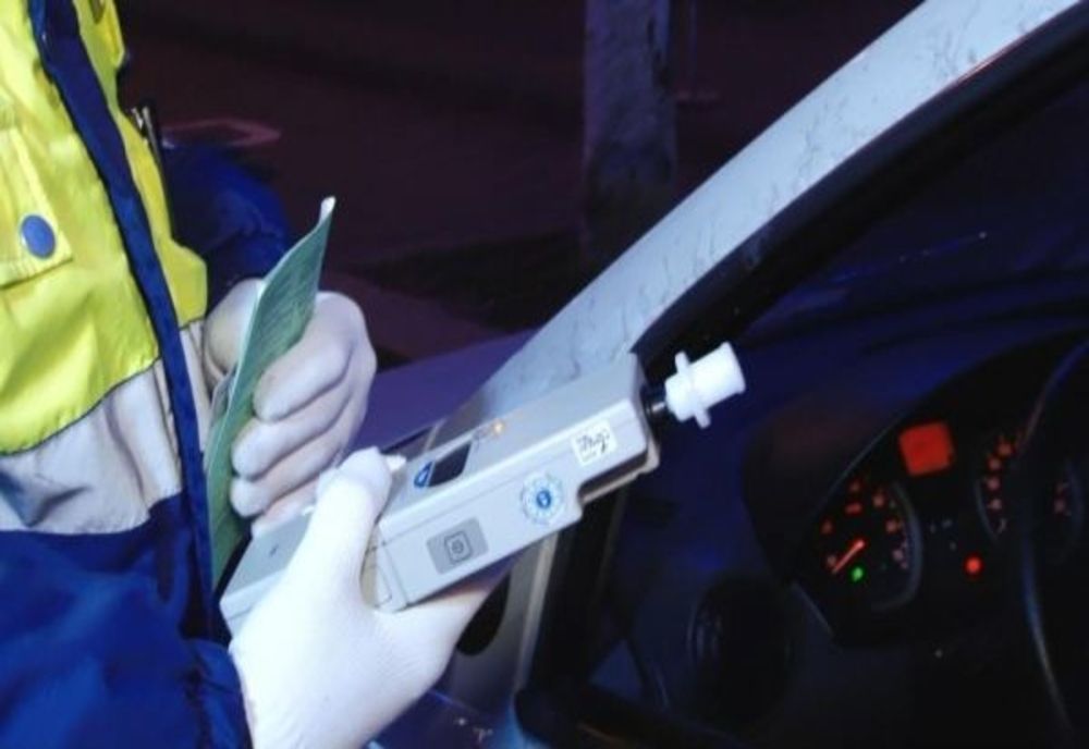 S-a urcat băut la volan și cu permisul suspendat