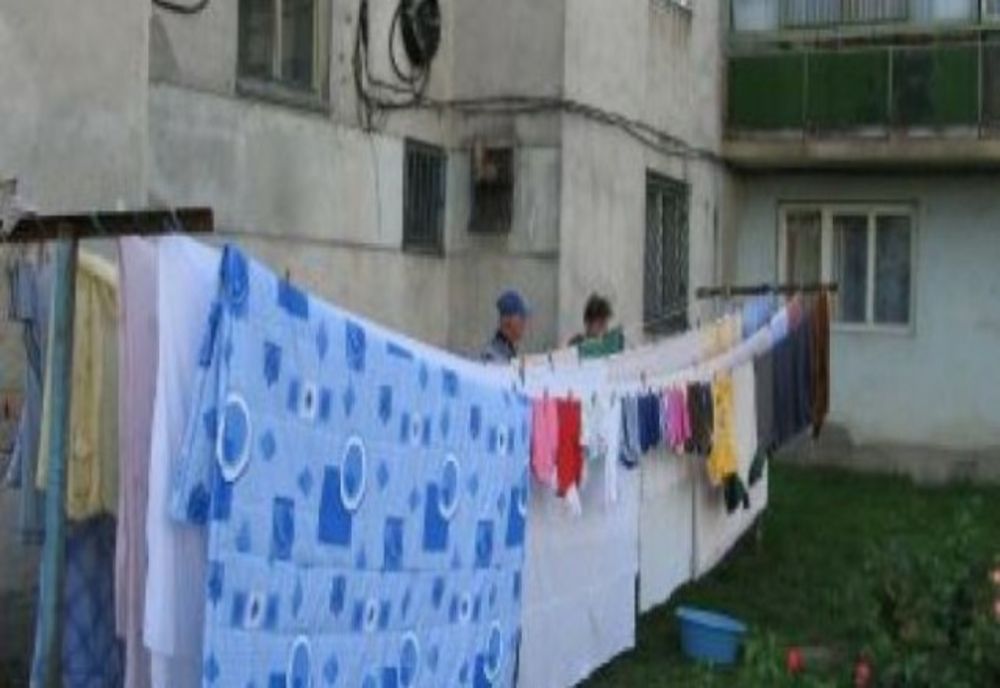 A rămas fără hainele puse la uscat! Pe cine au prins polițiștii cu rufele în brațe