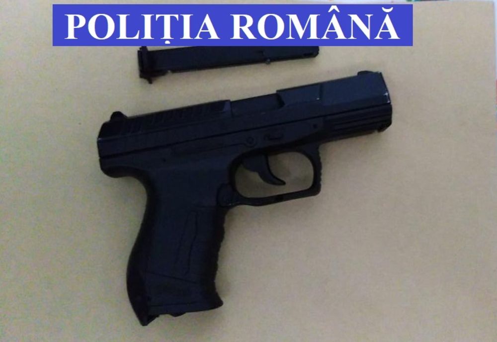 Arme ridicate de poliţişti şi dosar penal pentru nerespectarea armelor şi muniţiilor şi contrabandă calificată