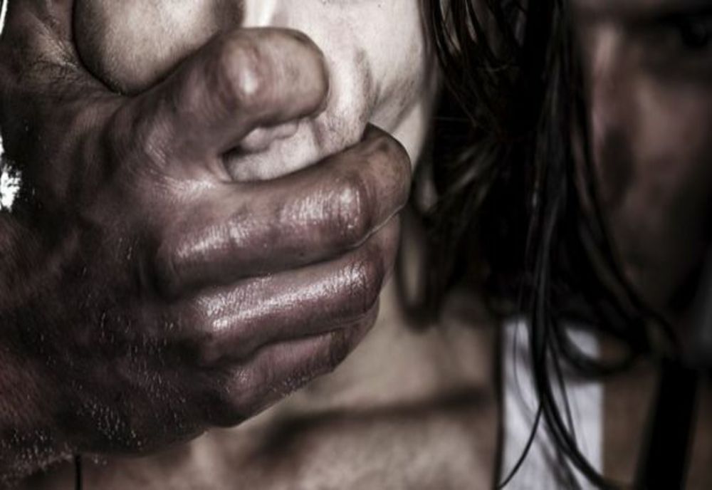 A violat o fetiță de doar 13 ani