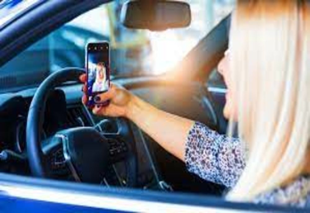 IPJ Bacău: FOLOSIȚI CORECT TELEFONUL MOBIL CÂND CONDUCEȚI!