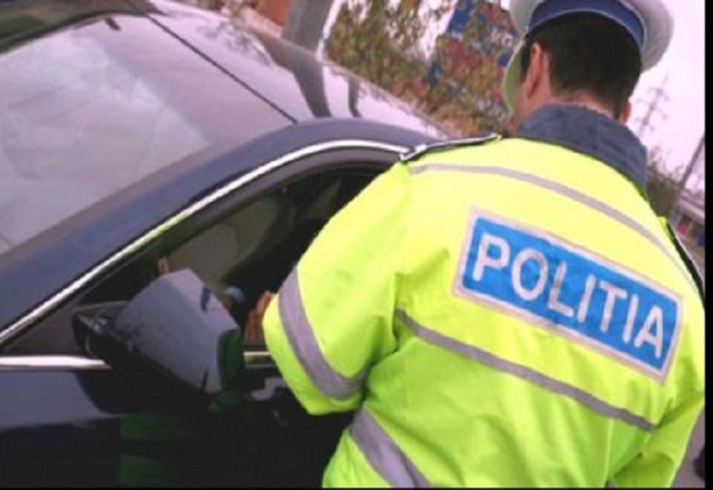 A condus cu permisul suspendat și s-a ales cu dosar penal