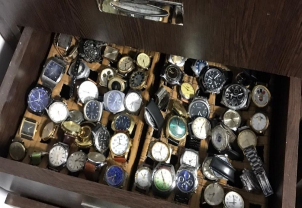 Un bărbat din Bacău vindea ceasuri pe internet. De unde erau ceasurile și ce au făcut polițiștii