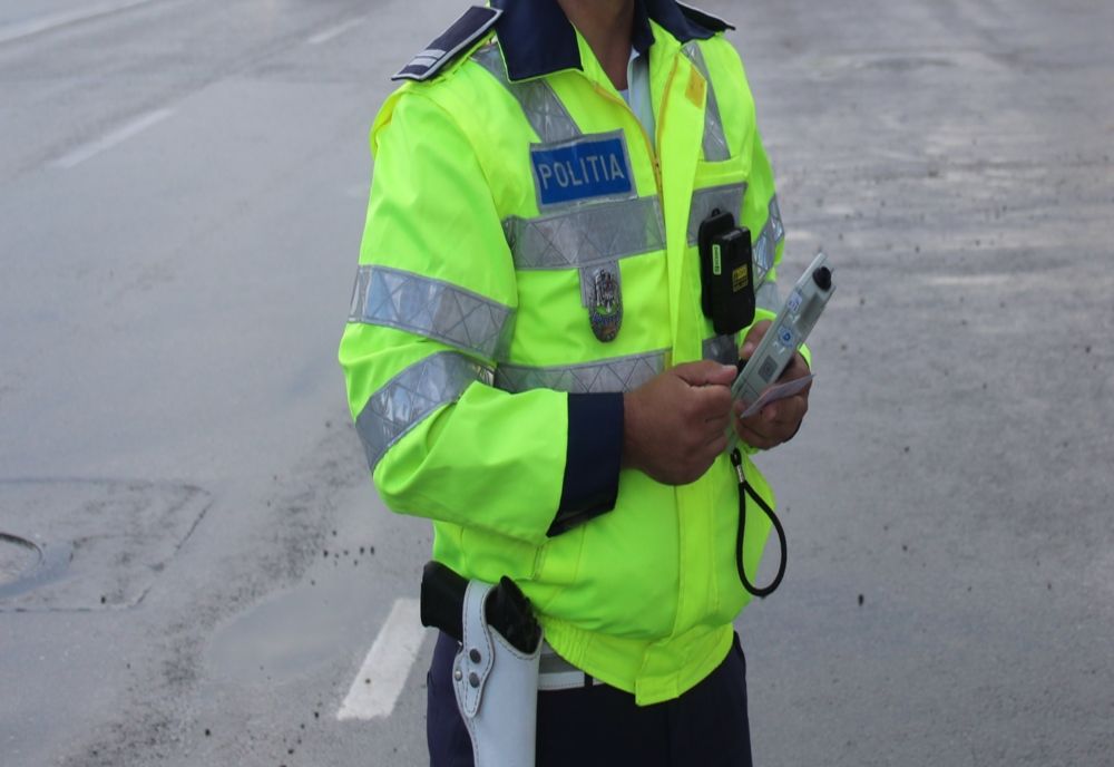 Șoferul de microbuz școlar care conducea beat, reținut de polițiști