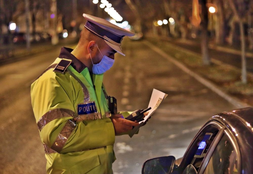 A uitat că are permisul de conducere suspendat și s-a urcat la volan. Polițiștii au rămas uimiți de motiv